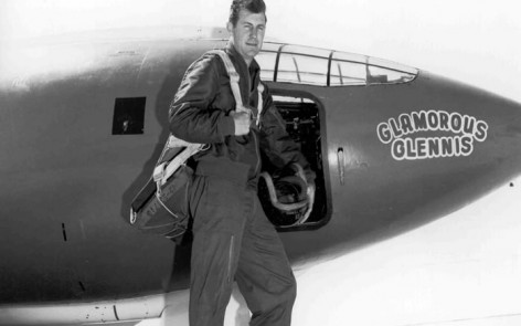 Og han er nok mest kendt i denne positur: Chuck Yeager foran rekordflyet Bell X-1.
