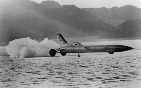 Meget mere sympatisk. Men ikke meget mindre farlig! Blue Flame kørte 1000 kilometer i timen i 1970.