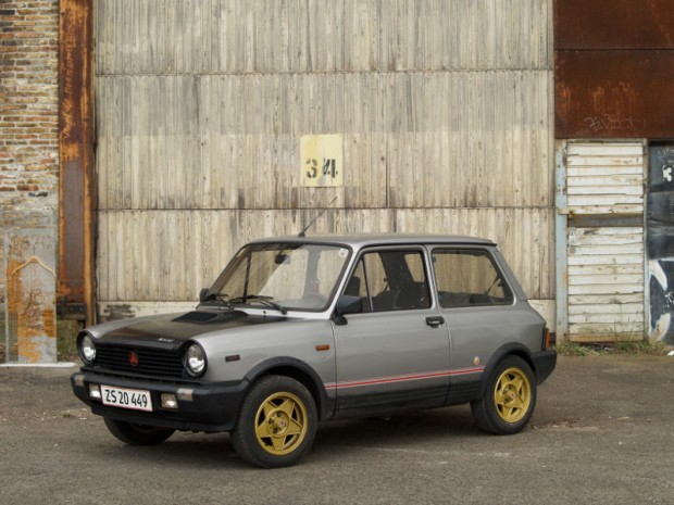 Kristians Abarth. Den senere udgave havde mere plast men også mere vidtgående ændringer - taget var bredere, for eksempel.