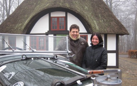 En mand, der har læst for meget - og hans kone, der aldrig har boet i telt i en ørken før: Lars og Anette Rolner.