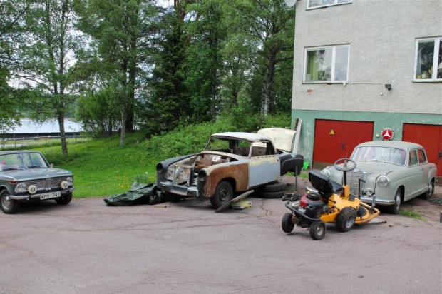En frisk lille BMW hilser paa en lidt traet Mercedes.