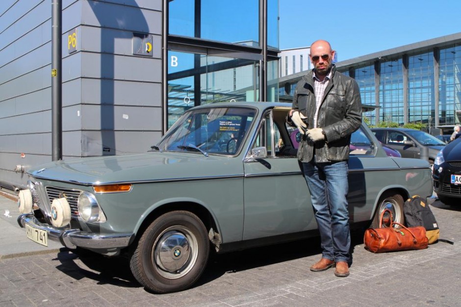 Paul ser noget trist ud i det kørerhandskerne bliver trukket af…