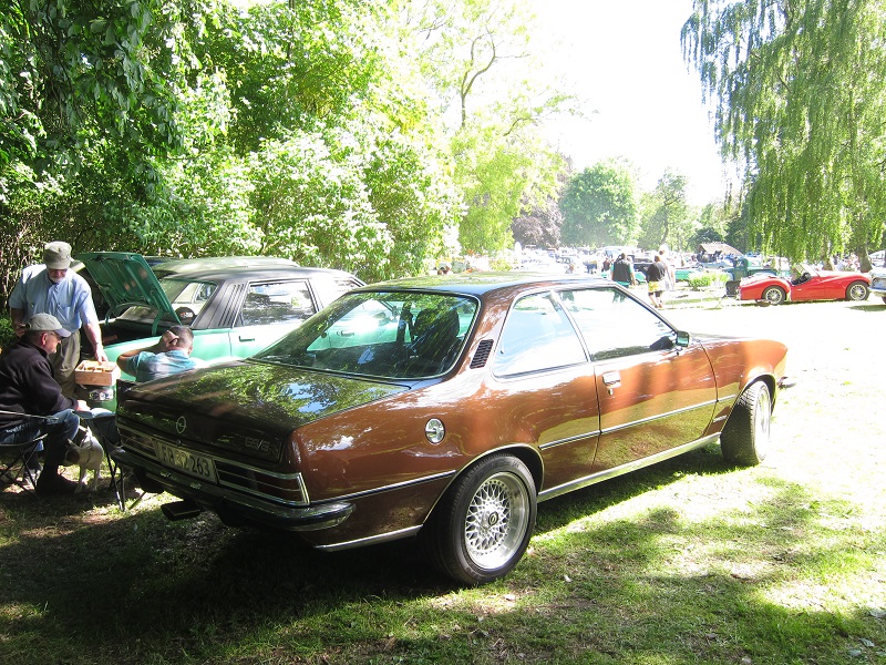 Jeg må have sådan en Commodore Coupé en gang. Basta. Og den må gerne være brun. Forden i baggrunden var nu også en fin farve.