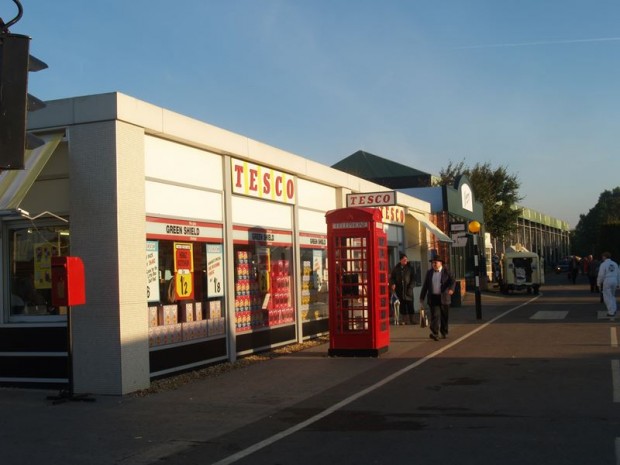 Lad os lave et supermarked ligesom dengang! God idé - og Tesco var med på den.  Overdrevet? Nej, vidunderligt.
