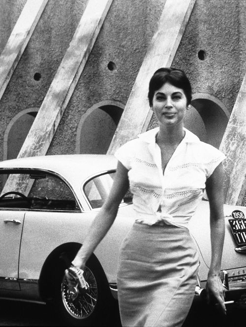 Den oprindelige ejer Ava Gardner var en af verdens mest feterede skuespillerinder i halvtredserne, og kunne dårligt køre i andet. Hun havde tre Facels...