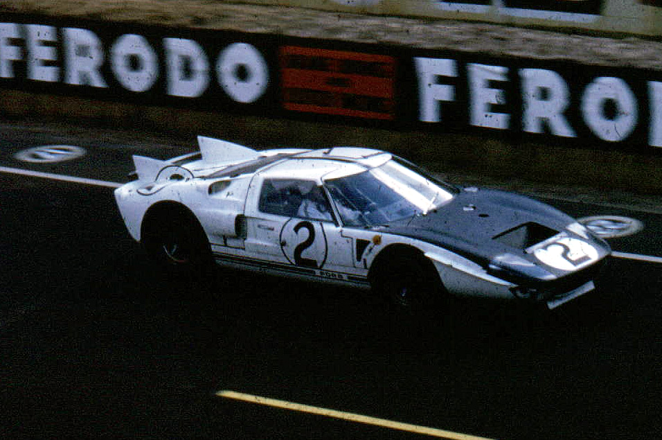 Som GT40 så ud i 1965 - med finner. Men det var nu ikke nok.