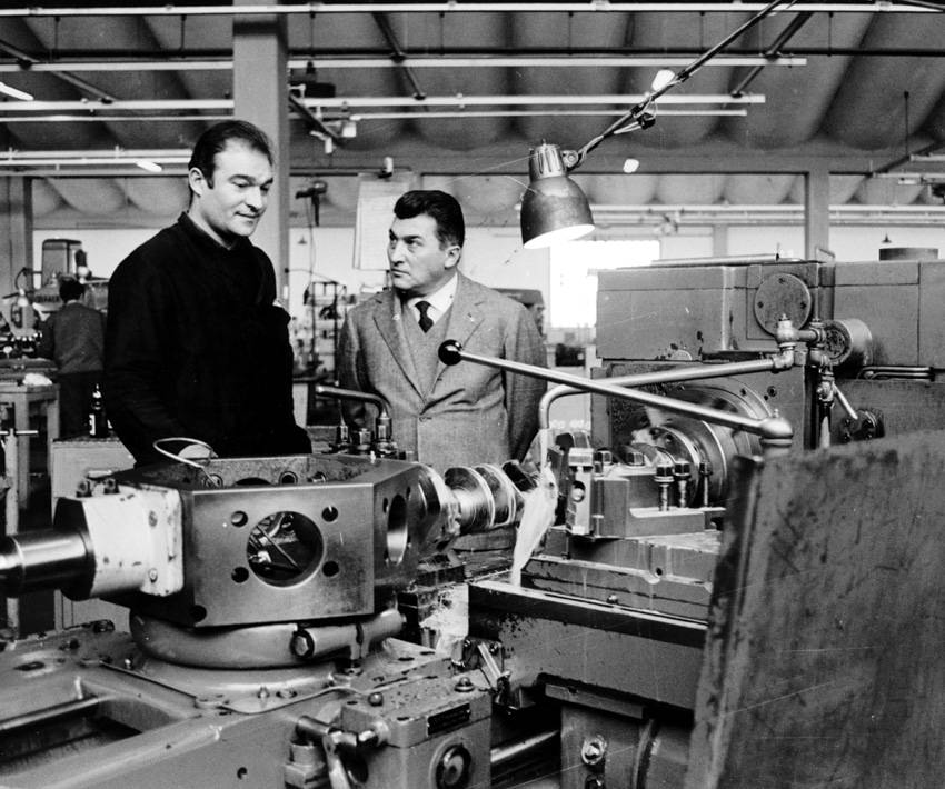 Ferruccio Lamborghini på besøg i værkstederne, cirka 1965.