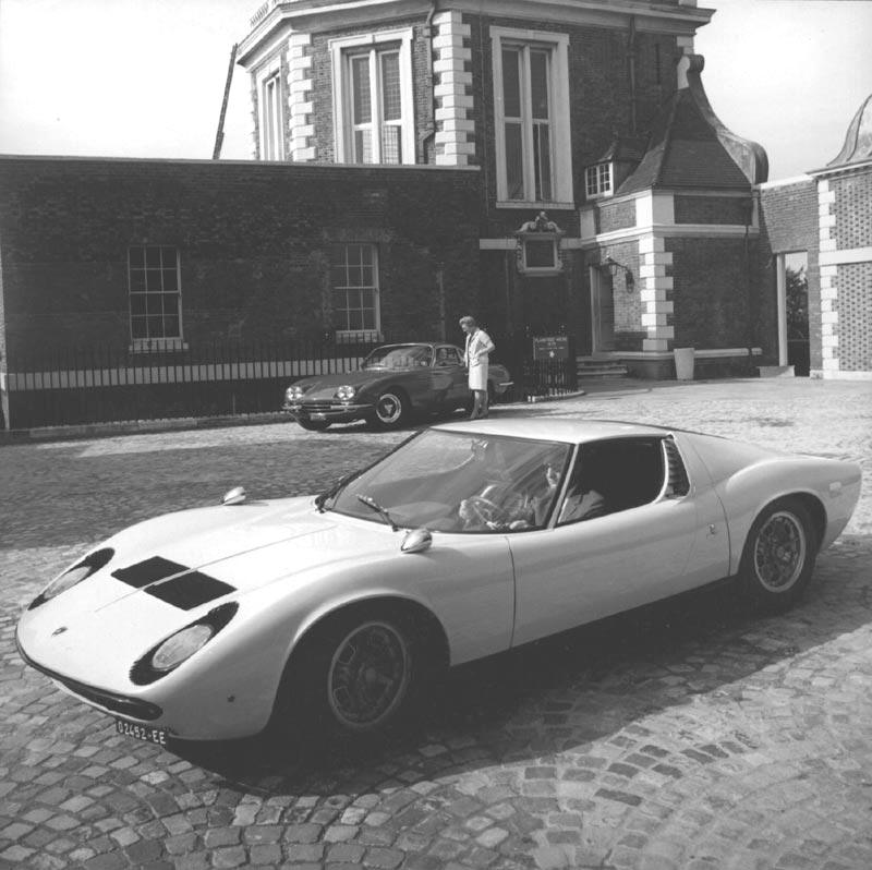 Efter at Ferruccio forsvandt ud af billedet tog vildere og vildere centermotorbiler over - men eventyret startede med den grandiose GT i baggrunden. Motoren er stort set den samme.
