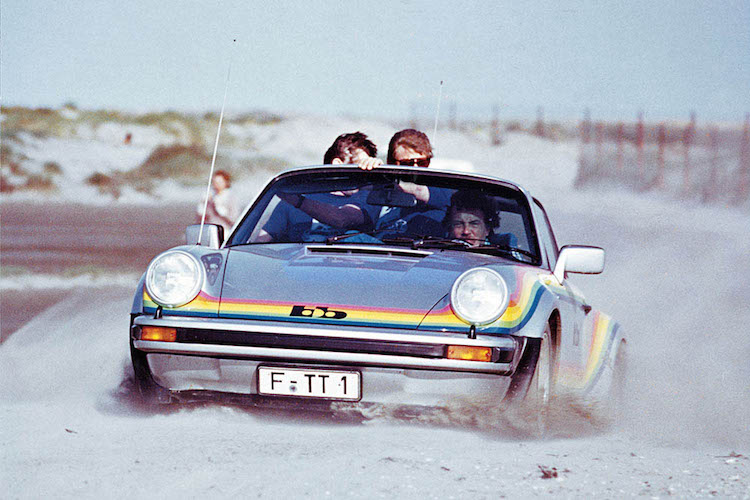 Hvad den fine Porsche lige skulle ud i sandet for, må guderne vide, men strandrally gør sig jo altid.