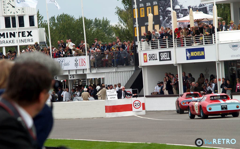 Kørerskifte i RAC TT - ikke én, men TO Ferrari  GTO'ere går i pitten. Det ser man heller ikke så tit.