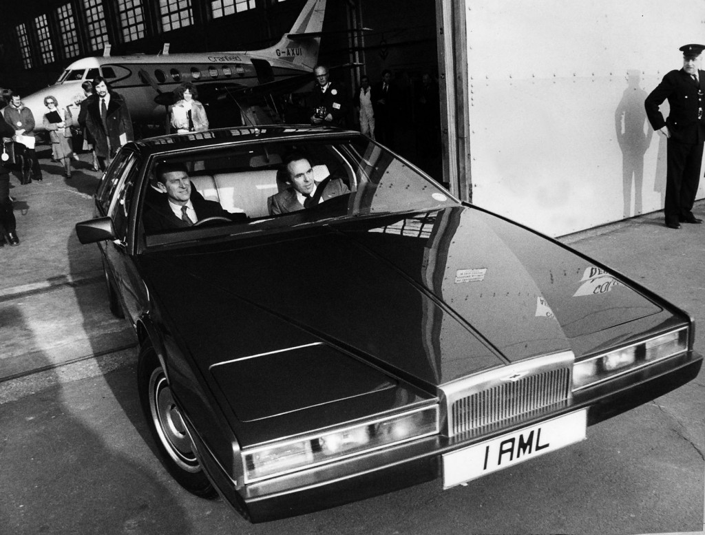 En Lagonda har aldrig rigtigt været for almindelige mennesker: Her er det britiske Prins Philip i en prototype.