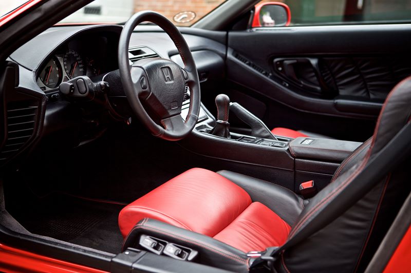 Den tidligere (kvindelige) ejer havde pimpet bilen hist og her - eksempelvis sæderne, som hun syntes skulle være røde i siddefladerne.