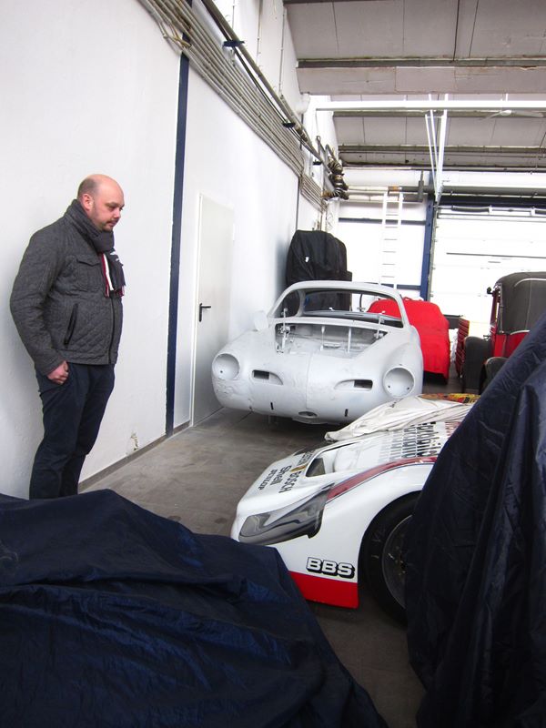 Mike Gensemeyer i et eftertænksomt øjeblik foran en Porsche 936: Passionen er for de britiske.