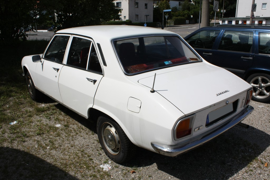 504 L kan kendes på de manglende kofangerhorn, manglende krom på dørlisterne, manglende nakkestøtter og speedometer fra 304.