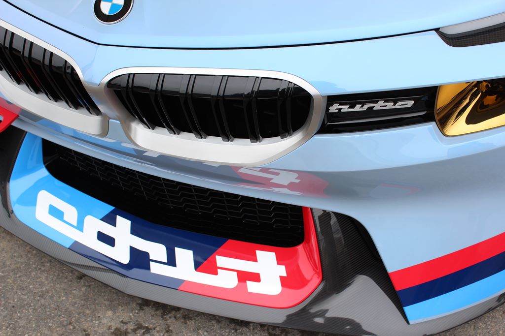 ...mens BMW nu bekender sig til Turbo og husker hvor det kommer fra.