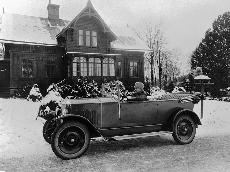 En af de første prototyper af ÖV 4, vinteren 1926. At køre åben bil i svensk vintervejr krævede ikke bare pelshue, men fuldt polarudstyr. Ikke noget at sige til, at chaufføren ser lidt bister ud.