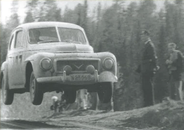 Andersson og Ellemann-Jakobsen vandt Midnatssolrallyet i 1958. Billedet af den flyvende PV 444 blev dog retoucheret, inden det blev brugt i reklamen, så bilen fremstod som en 544. Midtersprossen i forruden blev fjernet og V’et i kølergrillen røg samme vej.