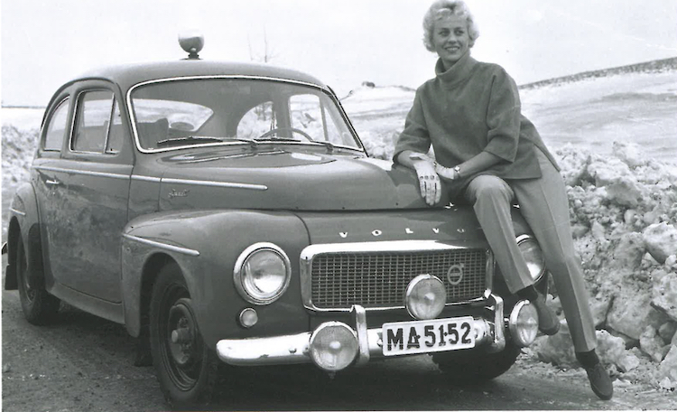 En elegant Ewy Rosqvist anno 1960. To år senere blev hun hyret som fabrikskører af Mercedes-Benz.