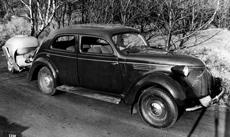 På lastbiler kunne man skære noget af ladet, når der skulle monteres brændeovn til gengaskørsel, men på enkelte personbiler løste man det lidt mere elegant, som på denne Volvo PV 53 fra 1941, der havde ovnen monteret på en lille anhænger.