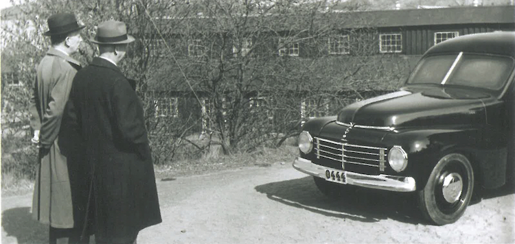 En pæn bil. Assar Gabrielsson og Gustaf Larson foran den første træmodel, 1944. De kunne lide, hvad de så.