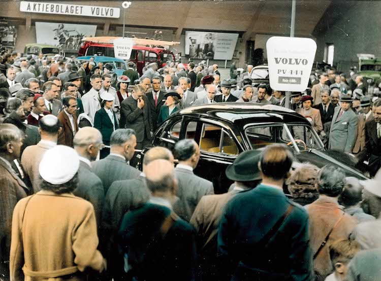 Et på mange måder ironisk billede fra september 1944. Mens det meste af verden er i krig og Europa flyder i udbrændte ruiner og dræbte eller fortvivlede mennesker, kan det neutrale krigsfri Sverige se fremad og overveje biler til folket.