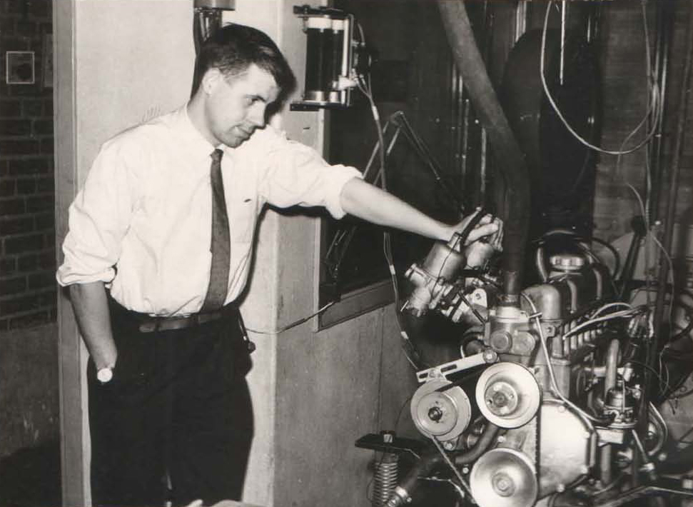 Det var også sådan han begyndte: Her med en prototype Volvo B18-motor, nok omkring de sene halvtredsere.