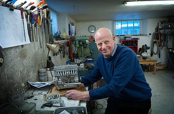 I kælderen under sit hus dyrkede den pensionerede motoringeniør Per Gillbrand sin hobby: At bygge motorer!