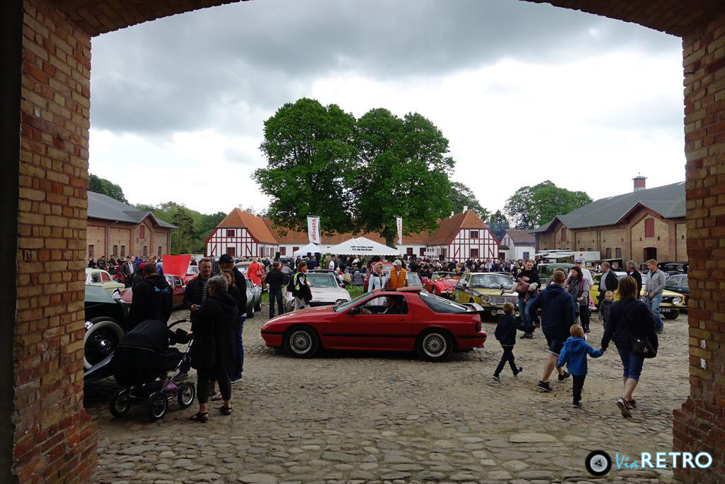 Hovedgårdspladsen var fyldt - af både biler og mennesker. 