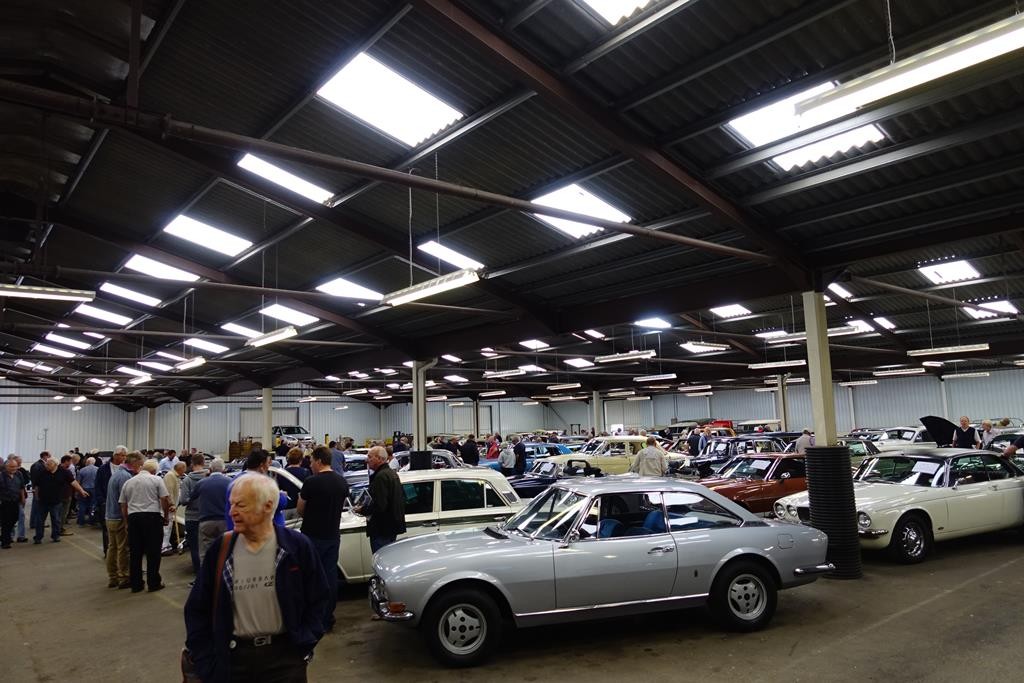 Og denne Peugeot 504 Coupé gik for bare 6.000 pund + salær. Pæn uden at være prangende, men en god pris.