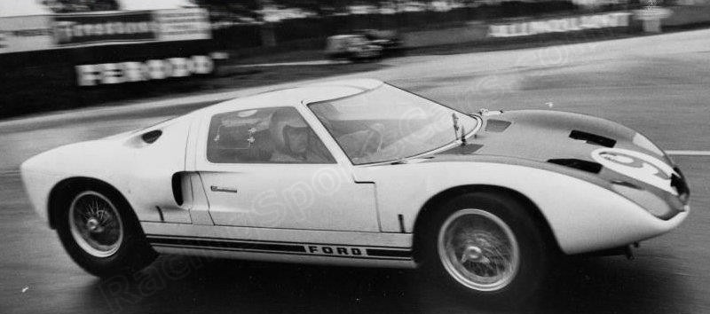 Det hører med til legenden, at sejren først lykkedes i tredie forsøg: Ford forsøgte fra 1964 - billedet her er fra en testkørsel det år. GT40 var allerede den hurtigste nogensinde, men man skal også gennemføre...