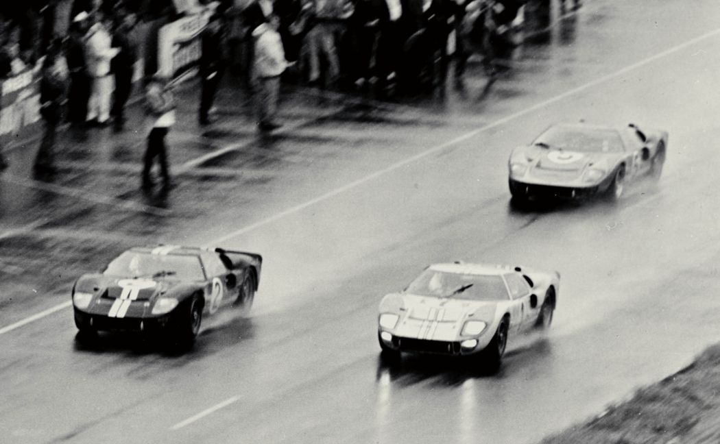 Det her må være et af verdenshistoriens bedste Le Mans-billeder og en af basishistorierne i GT40-legenden: Den første sejr på Le Mans i 1966.