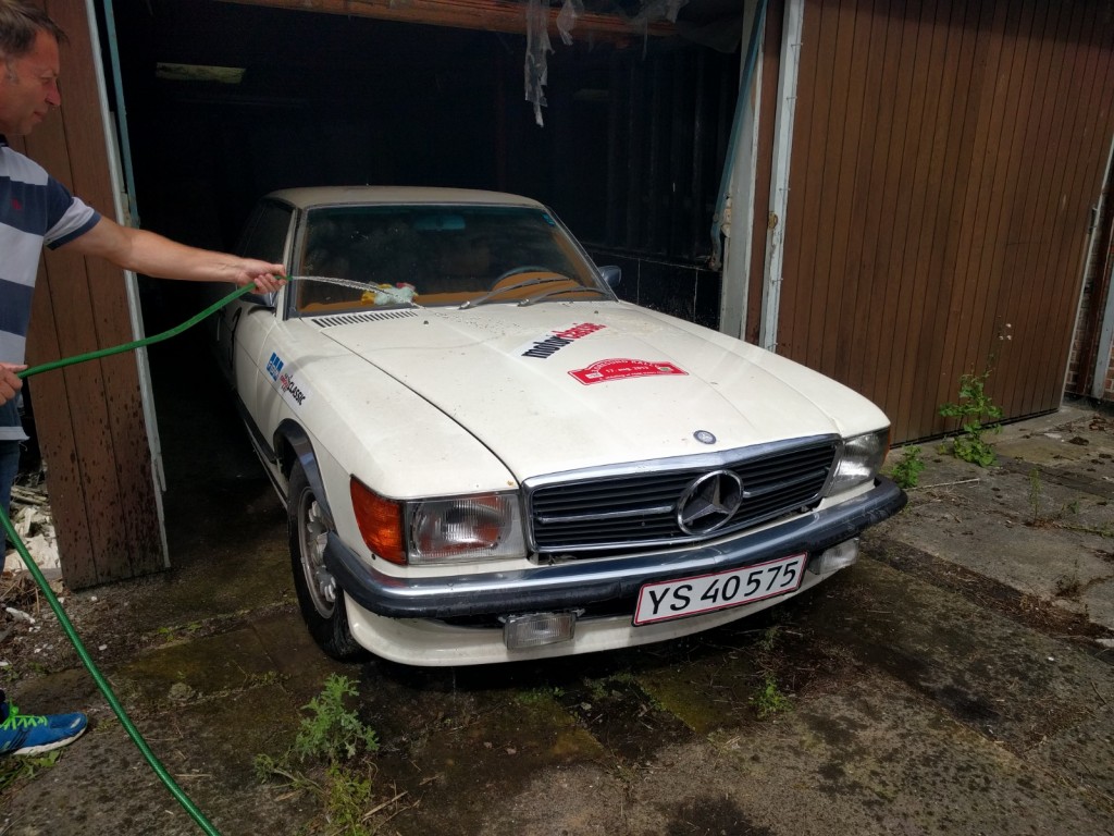Inden afleveringsforretningen (men efter opstart) blev det værste af fire års støv og skidt vasket af bilen .