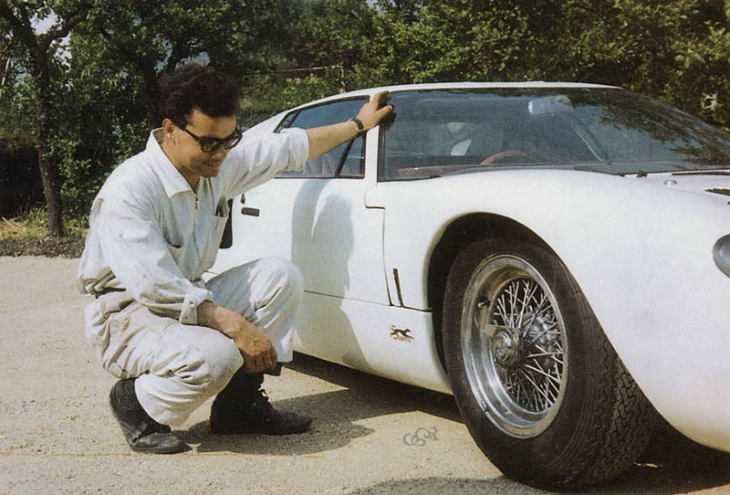 Det her er Franco Sbarro. Han var mekaniker hos Scuderia Filipinetti, der blandt andre indsatte omkring fem forskellige Ford GT40.  Han ved alt om Ford GT40 og renoverede nogle stykker af dem. Han har også bygget nogle meget originaltro replikaer af GT40. Problemet er, at han i et par tilfælde i halvfjerdserne kom til at blande tingene lidt sammen. Derfor skal man gøre sit hjemmearbejde, og det arbejder Classic Motor Sales stadig på med den konkrete GT40.