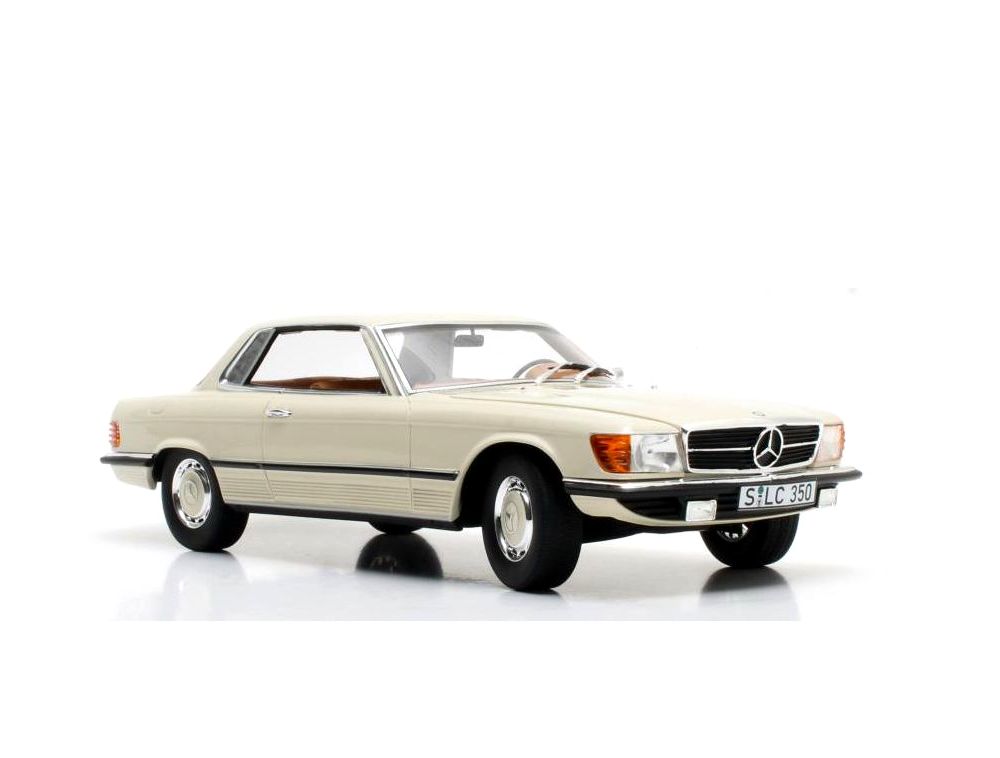 Dette er en model i 1:24 (sådan en skal jeg jo bare ha'!), men det var den eneste lyse SLC med navkapsler jeg kunne finde. Og jeg synes den er super-stilig i den bare fremtoning.