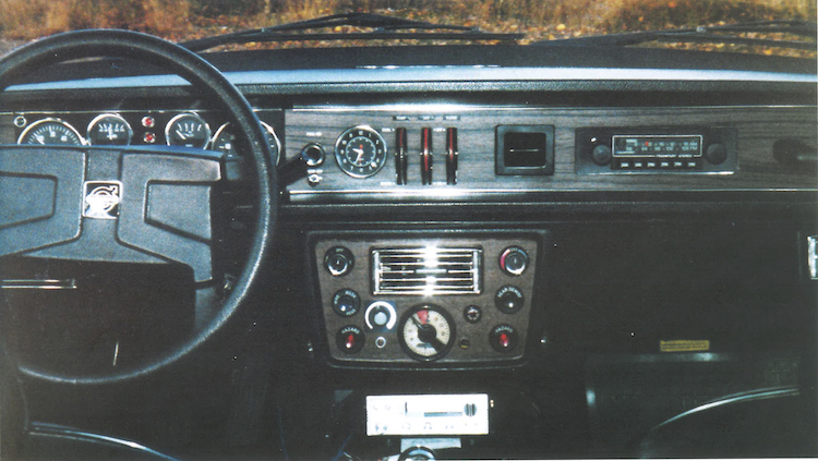Et omfattende udstyr med både aircondition og stereoradio.