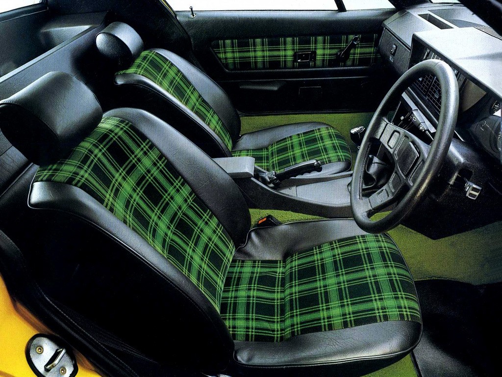 TR7 var med sin kileform og Austin Allegro-dørhåndtag måske ikke så pæn som sine forgængere. Men den havde ternet indtræk.