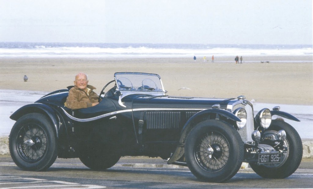 Donald Healey var en mand med benzin i blodet. Her ses han som 90-årig i sit selvskabte uhyre: en Triumph Dolomite.