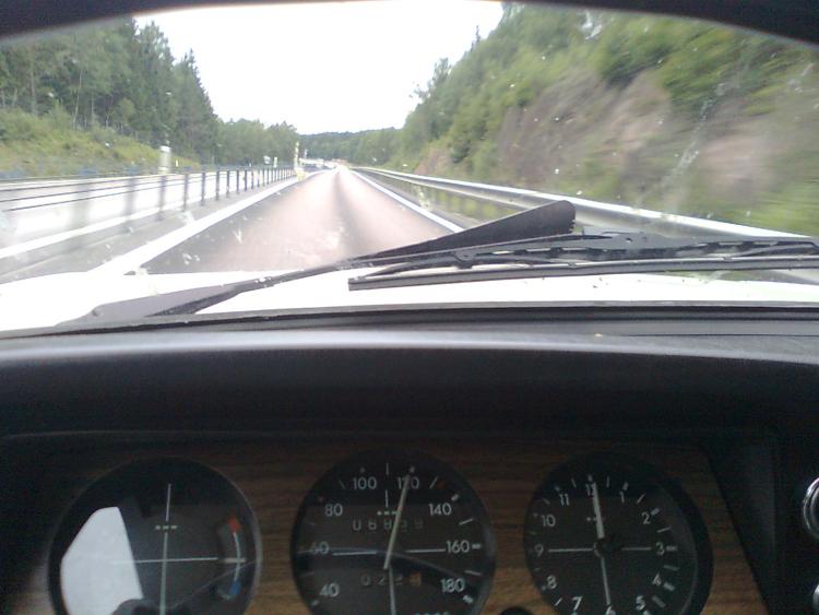 Her er det bag rattet af min gamle BMW 2002: Den havde et rigtigt lækkert manuelt gearskifte med fire gear.