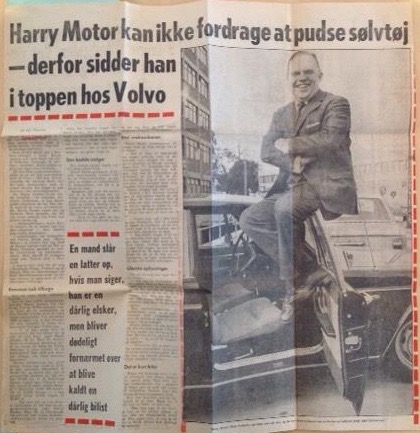 Den legendariske Volvo-chef Harry Motor optrådte selv i reklamerne med sit glansnummer: At placere sine 97 kg ovenpå en åben dør. Her er der en 164, der må holde for i en artikel i BT, april 1970.