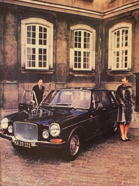 Volvo 164 rakte ud efter luksusklassen. I flere år i træk modtog kongehuset årligt en ny af slagsen, og der var rift om de brugte. Ofte var de bestilt flere år ud i fremtiden. Bemærk nummerpladen, som i mange år fulgte dronning Margrethe i hendes tronfølgertid. Tronfølgeren ses her ved overdragelsen i november 1968.