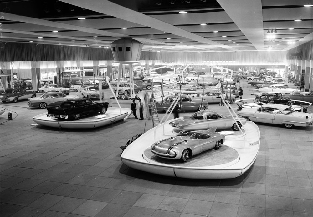 Pontiac Club de Mer og Oldsmobile Golden Rocket side om side på GM Motorama i 1956