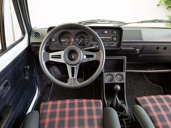 Ternet indtræk og golfkuglen som gearknop blev kendetegn for Golf GTI.