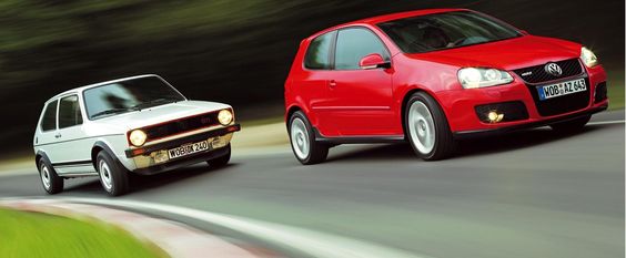 Man er aldrig i tvivl, når man ser en Golf, som efterhånden er blevet en ganske stor vogn. Her ses to GTI’ere i generation I og V.