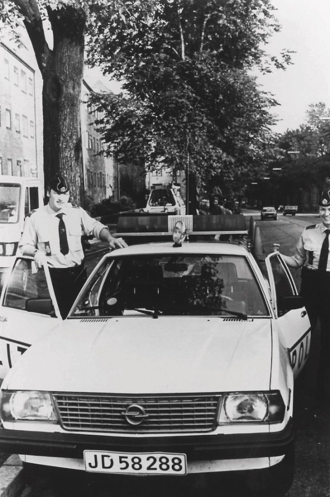 Opel Ascona 2,0 var handy og hurtig. Men ikke så rummelig som Rekordmodellerne. I årene 1984-85 gik man over til ensfarvede hvide patruljevogne. To farver var for dyrt.