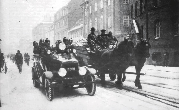 Københavns Politis Hupmobile beskytter en kultransport, ført af skruebrækkere under den store arbejdskonflikt i 1922.