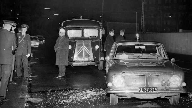 Chokerede politifolk ved drabsstedet i Vermlandsgade. Bagved Zephyr 6’eren holder en anden af datidens meget udbredte politibiler, Citroën HY. Begge har blåt rotorblink på taget, hvilket blev standard i november 1964.