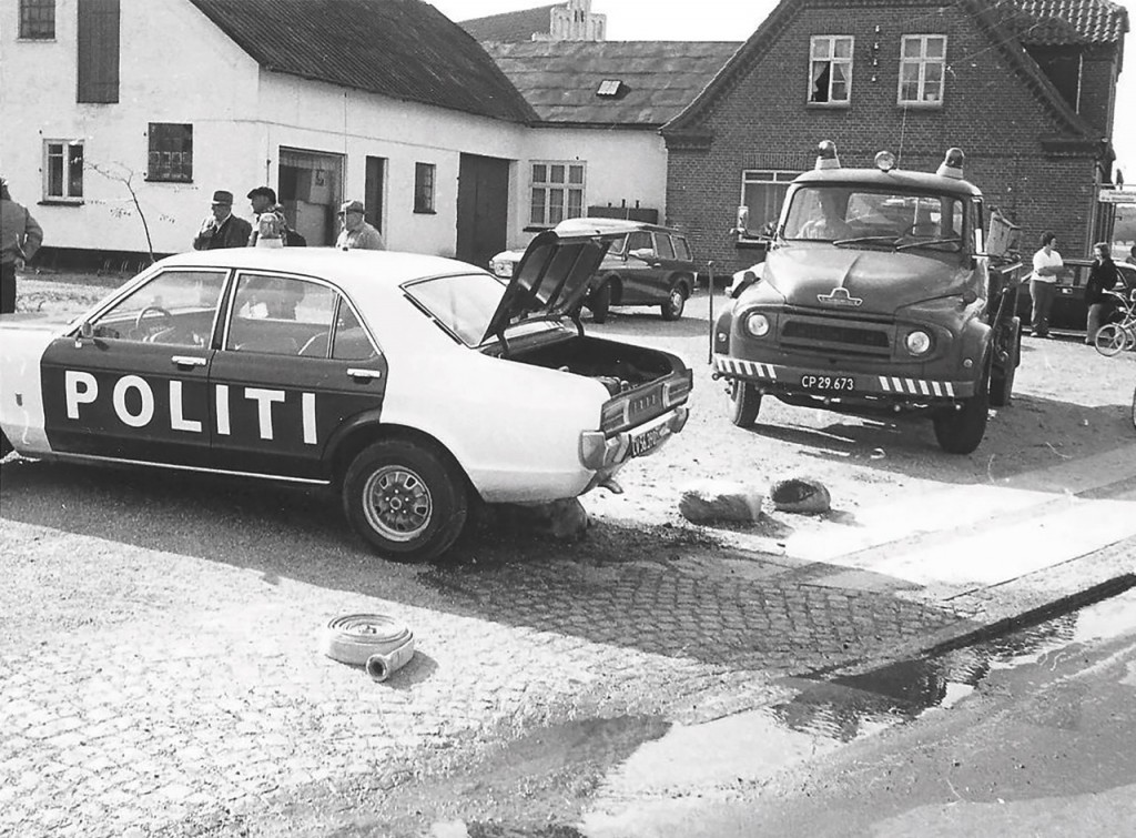 Ford Consul 3000 var et potent køretøj, men når benzintanken er tom, kan det hele jo være ligemeget. Under en jagt på en boret knallert rev to uheldige betjente benzintanken på deres Consul op, da de røg hen over en stensætning. Knallertbøllen blev i øvrigt pågrebet. Undløse, maj 1974.