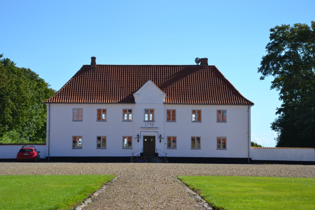 Strandet Hovedgaard. Jeg kan kun sige, at de da virkelig også trænger til at få fyldt lidt op med biler.